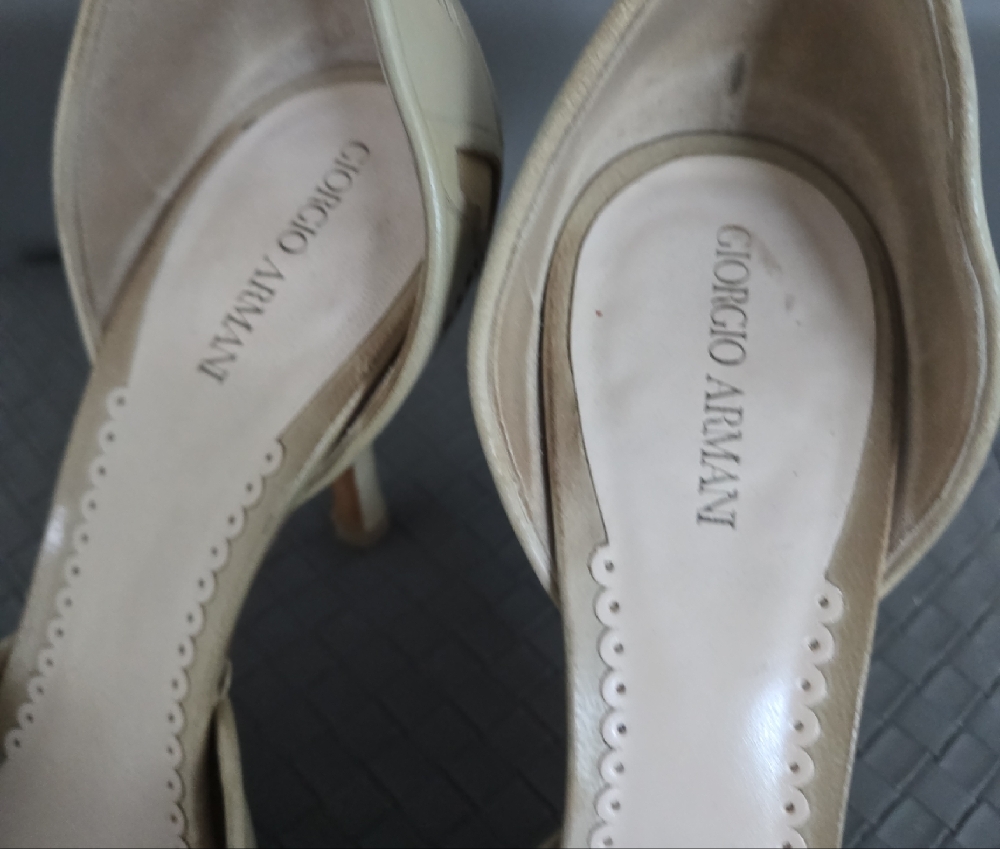 Giorgio Armani Cream Heels with Perforated Design - Picture 3 of 8